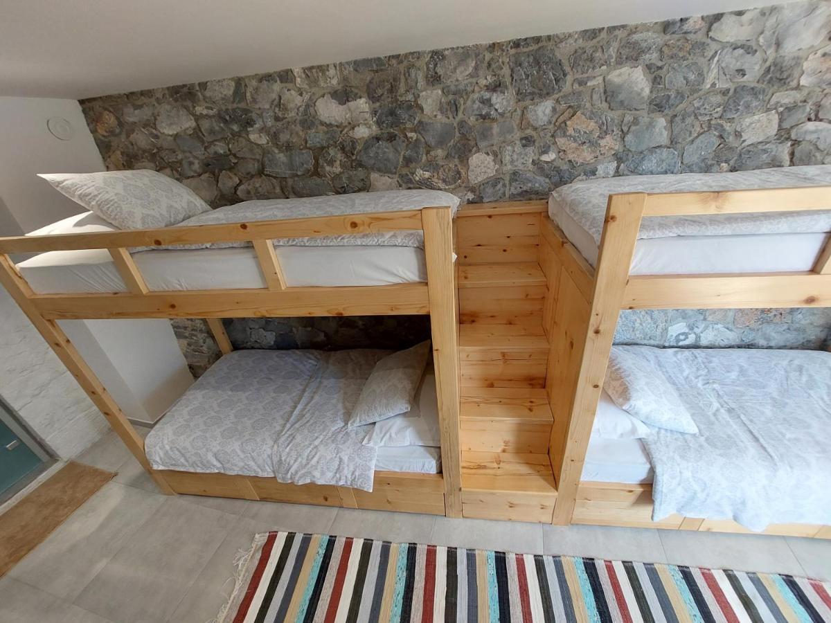 Rira - Rrajce, Shebenik Gjestgiverier